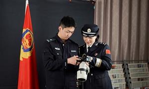 我与警旗合影  定格最美“警”色