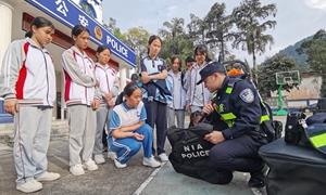 峒中边境派出所以多种形式庆祝第四个中国人民警察节