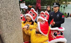 东北“小冻梨”游德天移民警察讲界碑