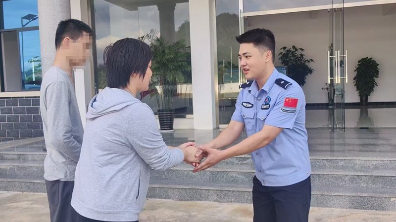 小何母亲向民警握手致谢.jpg