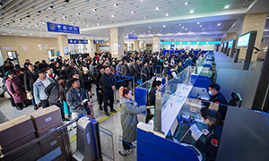 二连浩特口岸今年出入境人员突破200万人次
