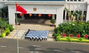 海南边检机关同步举行升国旗迎国庆活动