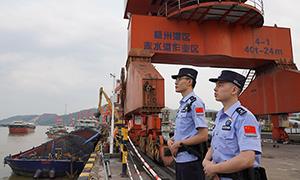 梧州边检站为梧州港赤水作业区第100艘次港澳“定期班轮”扬帆保驾护航