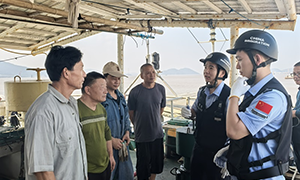 重阳送法上船舶 边检守护暖人心