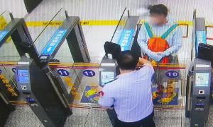 持假证欲进中英街，边检民警：拦下!