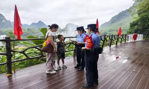 八桂国门，边关风展红旗如画