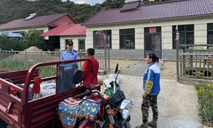 边境小山村的守护者与贴心人