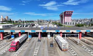 今年累计查验出入境车辆突破50万辆次 东兴边检站助力货运进出口跑出“加速度”
