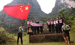 当“警察蓝”遇上“国旗红”，真美！