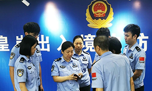 一男子持拆装护照出境被边检民警锐眼戳穿