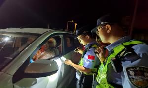 靓丽“警”色护边关