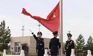 海拉尔边检站与“口岸红盾”国门党建联盟成员单位共同举行升旗仪式