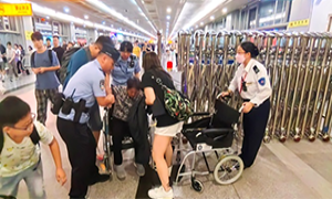 香港老太摔伤流血无法行走 边检民警妥善处置一路绿灯