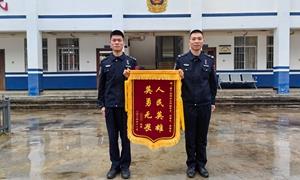 “妈，警察把我平安带下来了！”