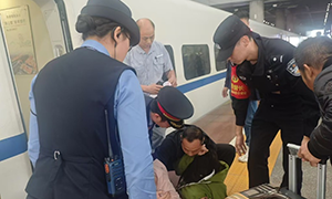 高铁上的“警”急救助