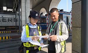 “双超”！友谊关边检站验放出入境货运车辆超去年总量