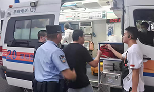 终于找到您了，邓警官！出院旅客眼噙泪水送锦旗