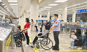 皇岗边检站民警送来“及时雨”化解旅客“燃眉急”