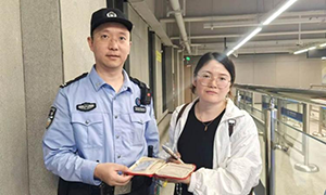 事“小”情暖 尽显为民“警”色