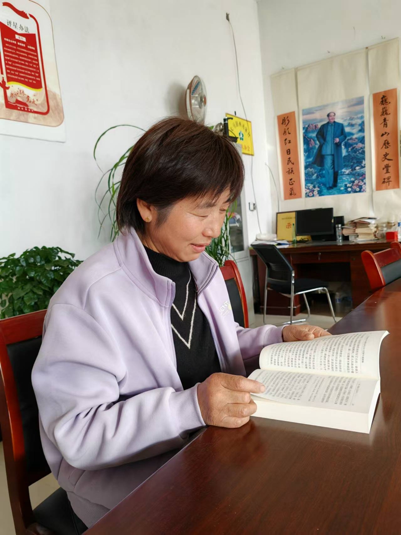 大马镇西司家村共产党员、妇联主任司栓红，认真学习党的二十届三中全会通过的《决定》文件 (1).jpg