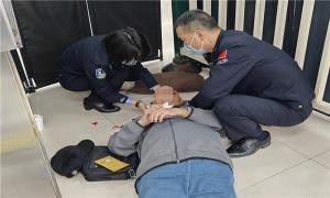 94岁老人口岸摔倒血流不止 罗湖边检站民警联合施救转危为安