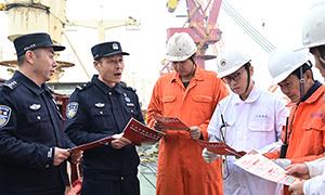 送法到一线！连云港边检站开展国家宪法日主题普法宣传