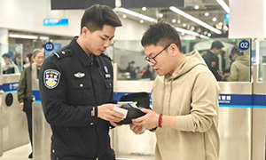 温暖万里归途！皇岗边检站民警助海外学子寻回遗失贵重物品