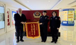 口岸一线民警危难之时显身手 深港情深旅客登门致谢送锦旗