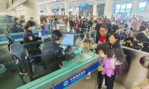 香港公众假期首日福田口岸迎来入境客流高峰
