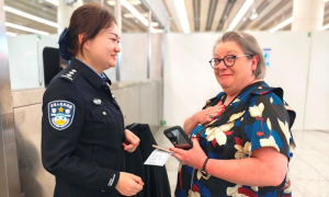 皇岗边检站助外籍女士找回遗失护照