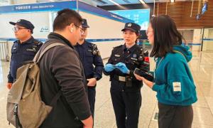 皇岗边检站民警热心助旅客收获“表扬工单”