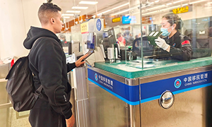 中国免签“朋友圈”持续扩容 皇岗边检站助推外籍旅客高效通关