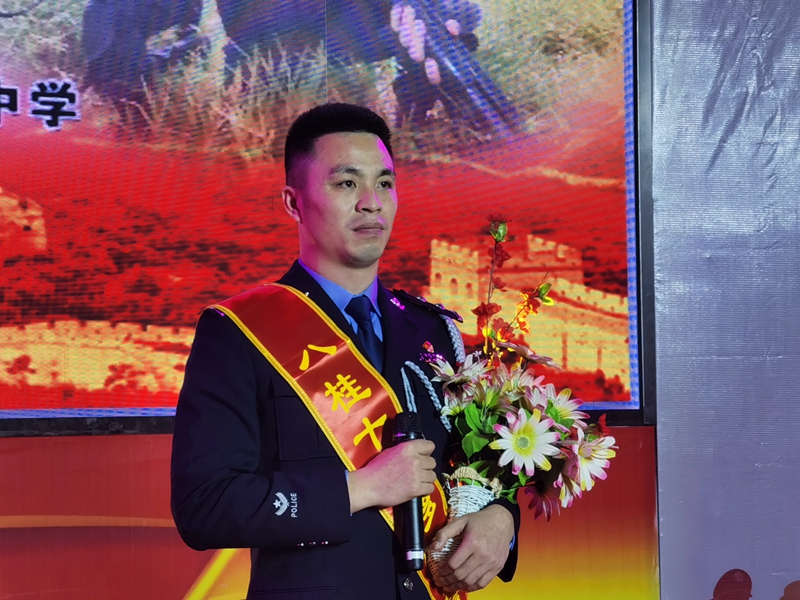 图为吴润豪获评八桂十大移民警察（王鹏宇 摄）.jpg