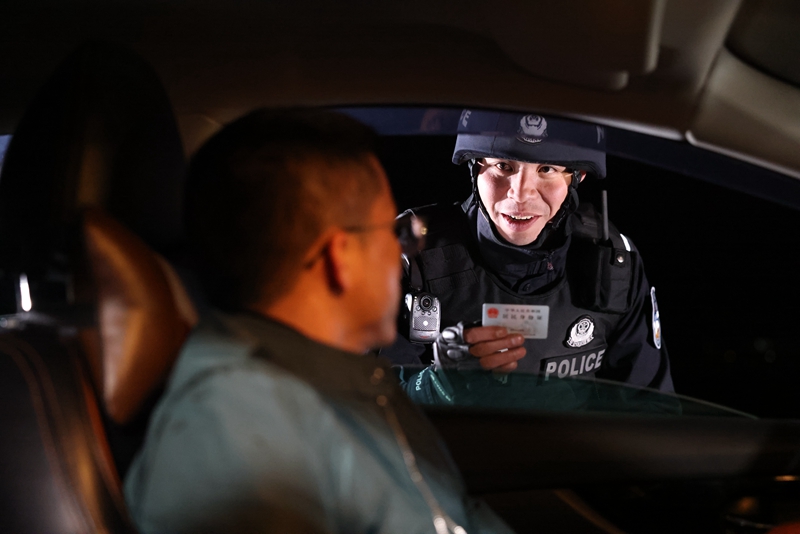 图为吴润豪在边境查缉车辆（顾国群 摄）.jpg