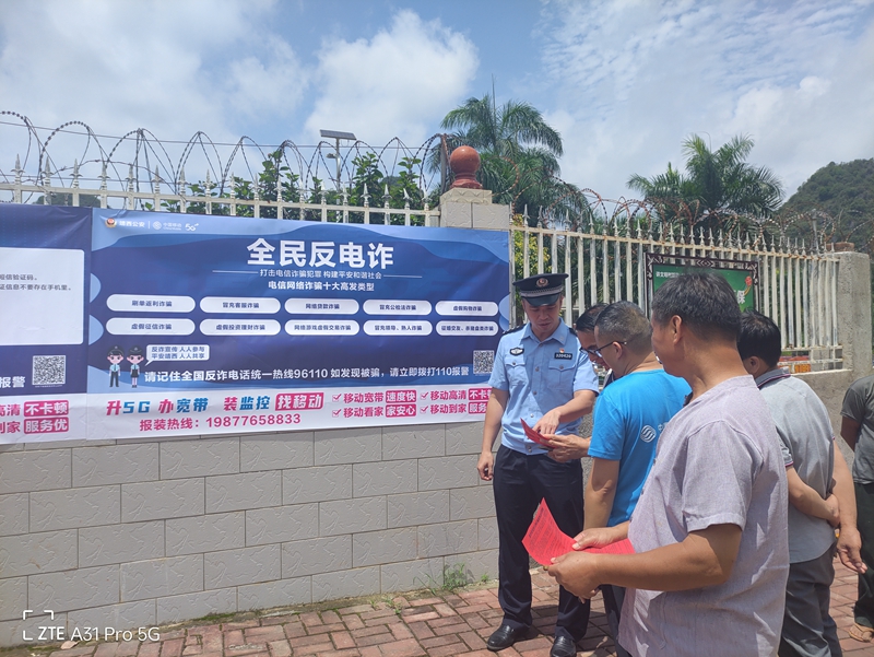 图为吴润豪在辖区开展普法宣传（李昕昌 摄）.jpg