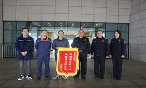 钦州出入境边防检查站便民惠企赢赞誉