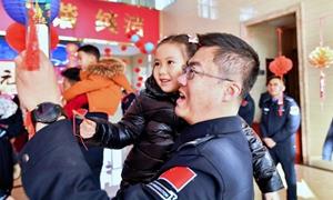 警娃进警营 欢乐闹元宵