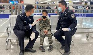 萌娃与家长走散来到口岸边检民警暖心助其喜团圆