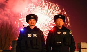 “繁花”映明月 警徽熠平安