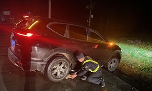 上石边境派出所民警寒冬深夜救助被困事故车辆