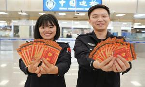 感受“国门温暖”！皇岗边检警花手绘迎春周边赠出入境旅客