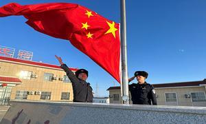老爷庙口岸开展“同升一面国旗，共守一个家”升旗仪式