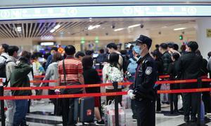 美兰出入境边防检查站春节坚守岗位 让旅客感受“国门温度”