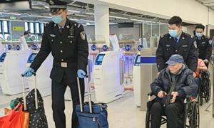 香港七旬夫妇口岸愁归家难 边检民警暖心护送解烦心事