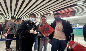 倾心惠民优服务 巾帼送福暖国门