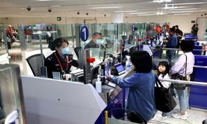 国门口岸夫妻齐心 守护旅客安心过年