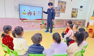 向上边境派出所深入社区开展校园寒假安全教育讲座