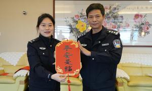 挥毫迎新年 墨香暖警营