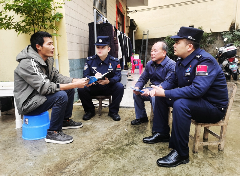 6、驻村民警在走访群众.jpg