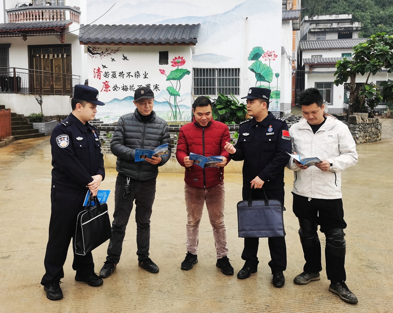 2、民警在柳班村向群众宣传禁毒知识.jpg